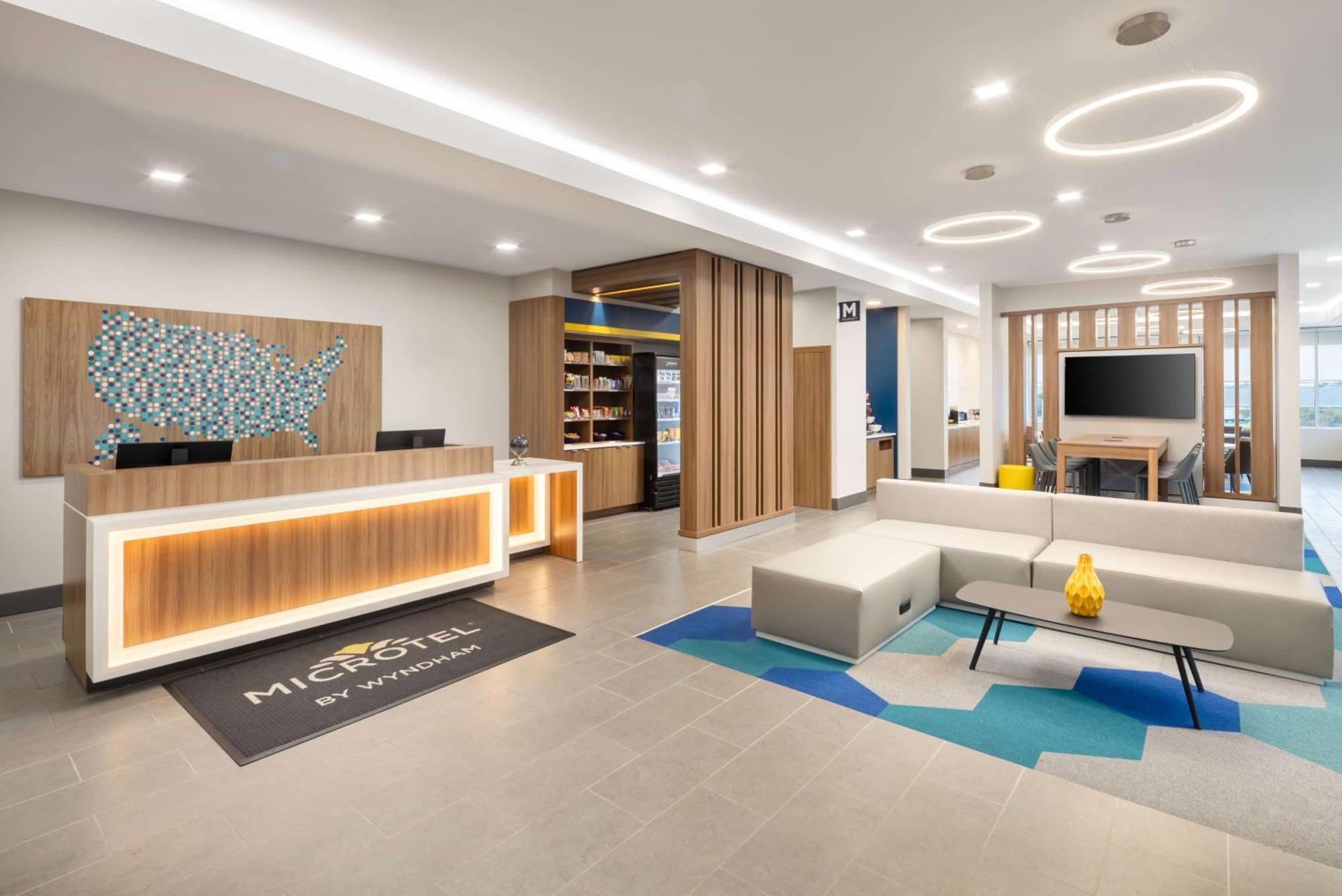 Microtel Inn & Suites By Wyndham Macedon Exterior foto
