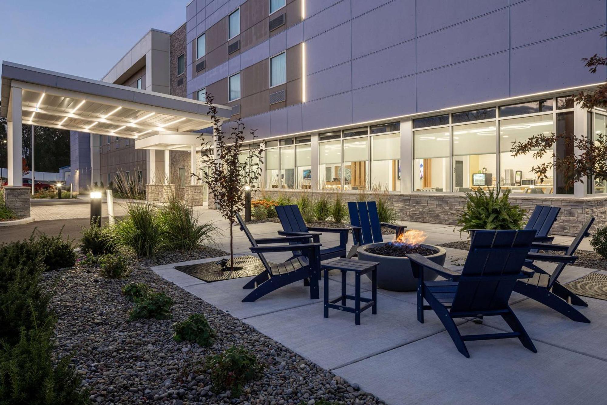 Microtel Inn & Suites By Wyndham Macedon Exterior foto
